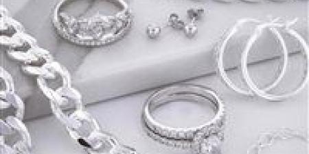 الفضة تواصل الصعود ومكاسب الأوقية تقترب من 150% في 2025