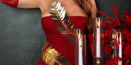 فستان أحمر وذهبي.. شاهدوا بالصور إطلالة كارول سماحة في عيد الميلاد