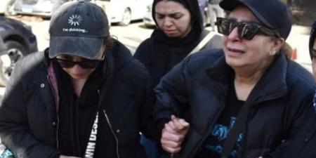 مش قادرة تشيل نفسها.. انهيار شقيقة الفنان طارق الأمير في جنازته | صور