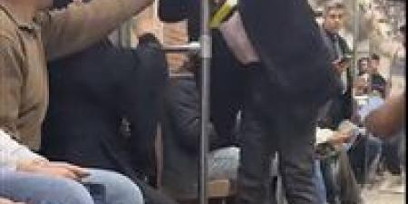 هرميكي من هنا.. مشاجرة في مترو الأنفاق بين رجل وسيدة