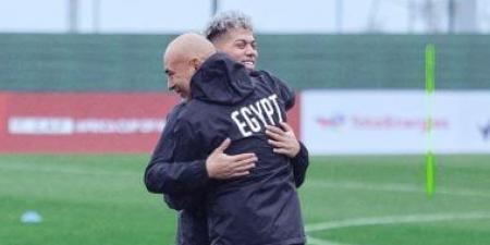 بالأحضان والضحك.. حسام حسن ينهى الجدل حول إمام عاشور في مران الفراعنة