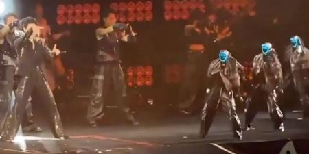 6 روبوتات شبيهة بالبشر تخطف الأضواء برقصة متزامنة فى حفل موسيقى بالصين