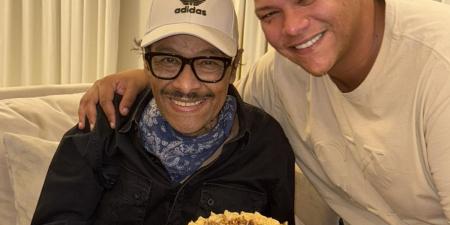 كنت حاسس أنها أخر صورة.. أحمد عبد الحميد ينعي والده الماكيير الشهير