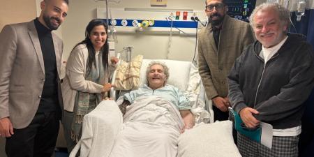 بعد نقله إلى المستشفى... هذه الصورة الأولى للفنان العربيّ الشهير من المستشفى