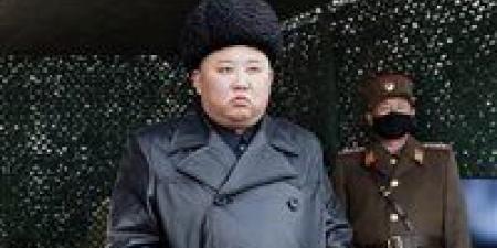 كيم جونج يشرف على بناء غواصة نووية وإطلاق صاروخ باليستي لتعزيز القدرات العسكرية لكوريا الشمالية