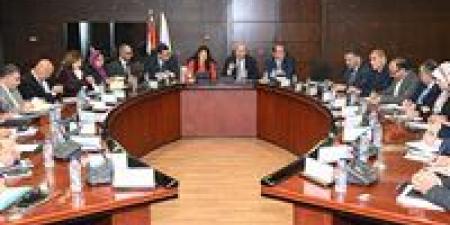 وزراء الصناعة والتخطيط والإسكان والمالية يبحثون تعزيز منظومة مرافق المناطق الصناعية في المحافظات