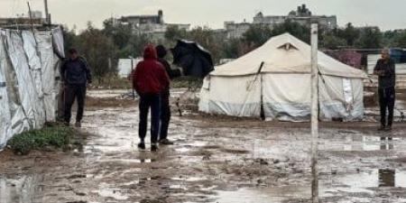 غارات اسرائيلية شمال وجنوب القطاع والمنخفض يغرق خيام النازحين بخان يونس