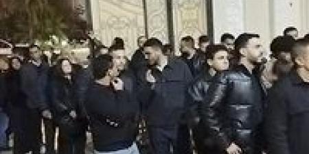 أحمد عز في المقدمة.. حضور كبير من نجوم الفن في عزاء والدة هاني رمزي