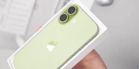 جزيرة الكاميرا فى آيفون 17 برو تتحول إلى صيحة "الملصقات"المثيرة للجدل
