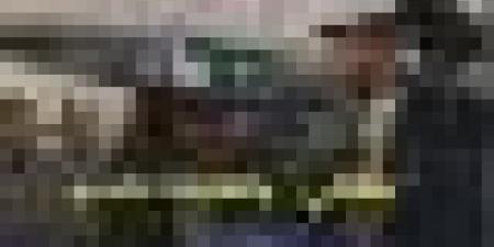 #لاعب_المنتخب "رفيق #بلغالي" رفقة أفراد #عائلته من أمام مقر #إقامة_الخضر