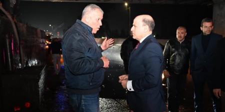 جولة ليلية لمحافظ الغربية في طنطا لمتابعة إزالة تجمعات مياه الأمطار