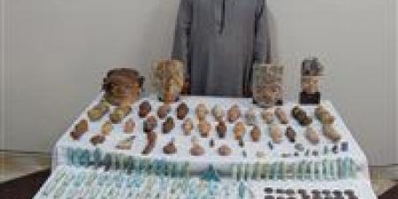 كنز في الظلام.. سقوط «منقّب الجبل» وبحوزته 277 قطعة أثرية في المنيا