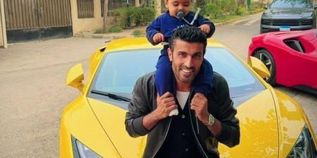 على خطى محمد رمضان.. مخرج شهير يستعرض أسطول سياراته الفارهة (صور)