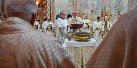 "من يدحرج لنا حجر المعاناة؟".. رسالة مؤثرة من بطريرك القدس في سبت النور