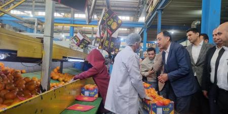 رئيس الوزراء يتفقد أحد مصانع تصدير الموالح في المنطقة الاستثمارية ببنها
