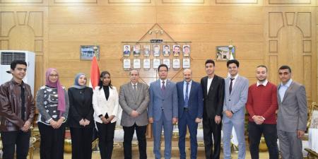 رئيس جامعة بنها يكرم الطلاب الفائزين بالمركز الثاني فى مؤتمر "مصر للطاقة"