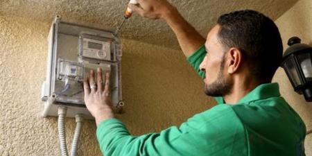 ضريبة "الوصلة": كيف تسبب سارق الكهرباء في غلق المحل ورفع سعر الوقود؟