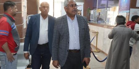 نائب محافظ سوهاج يفاجئ مواطنًا "تائه ملفه" منذ 7 أشهر بحي شرق: "لو مخلصتش تجيلي مكتبي" (فيديو)