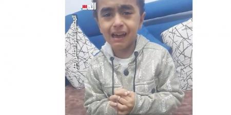 أم تستغيث لإنقاذ ابنها من ضمور العضلات: عايزين نفتح حساب تبع التضامن (فيديو)