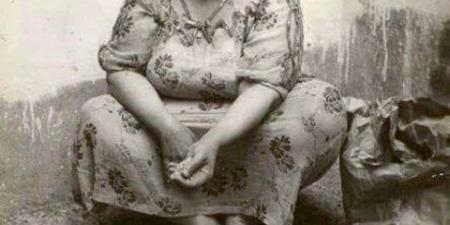 ماري منيب.. من نجمة كوميدية إلى خبيرة دواجن في حديقة منزلها