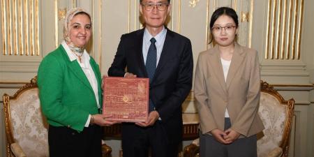 جامعة عين شمس تبحث تعزيز التعاون الأكاديمي مع جامعة بيكين العالمية