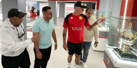 حازم إمام يصطحب مارك فيش فى جولة داخل الزمالك على هامش ودية الناشئين.. صور