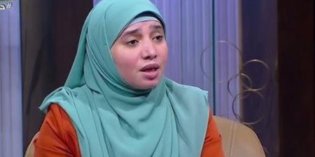 أين تقف المرأة خلف الرجل في الصلاة؟.. "العالمي للفتوى" يجيب