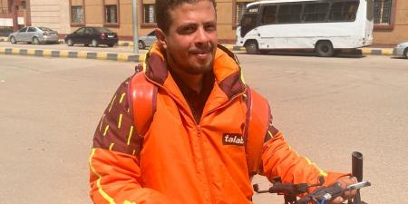 بين الألم والأمل .. شوقي يكتب قصة كفاح بعجلته في شوارع كفر الشيخ