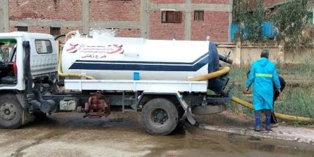 معدات ميدانية لاحتواء أزمة الصرف الصحى الأهلى بقرية ميت غزال بالغربية