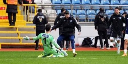 حارس مرمى يسجل هدفا من مسافة 75 مترا بالدوري التركي.. فيديو