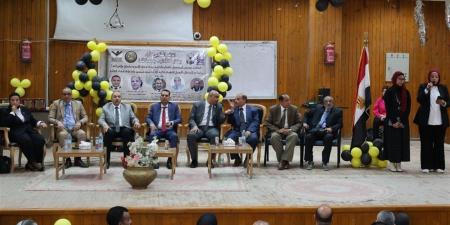 "يصنعون المستقبل بالفكر والكلمة".. انطلاق فعاليات المؤتمر الطلابي الأول بـ "آداب قنا"