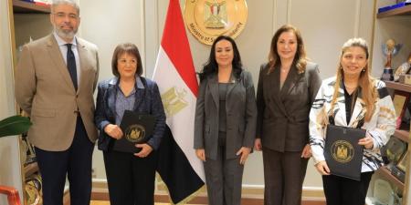 وزيرة التضامن تشهد توقيع عقود تمويل لمشروعات متناهية الصغر