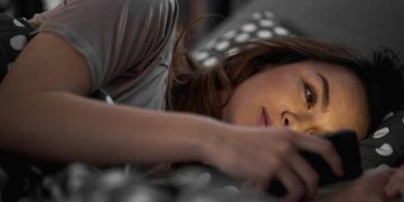 الهاتف قبل النوم عدو خفي.. كيف يدمّر نومك وصحتك النفسية؟