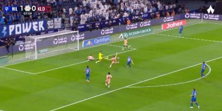 الهلال ضد الخلود.. كريم بنزيما يسجل الهدف الثاني لـ الهلال في مرمى الخلود بدوري روشن السعودي