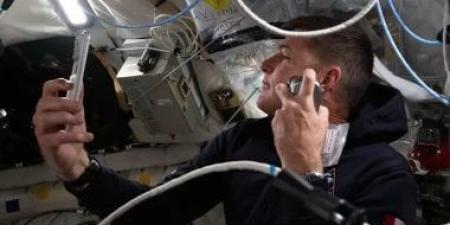 رواد ناسا يوثقون رحلتهم القمرية بهواتف iPhone 17