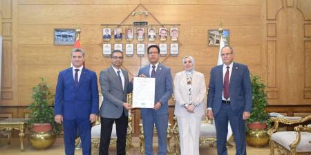 رئيس جامعة بنها يتسلم شهادات الأيزو لإدارة الجامعة