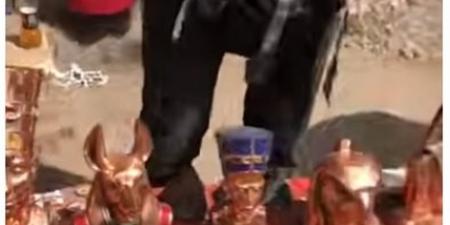 سعرها ٧٥ جنيه.. اقبال على رأس نفرتيتى وحورس وحور محب فى سوق الجمعة (فيديو)