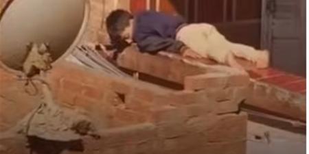 فيديو متداول يثير غضبًا واسعًا.. صغير نائم على سور بلكونة (فيديو)