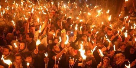 من القدس إلى بيروت… شعلة النور المقدّس تعبر الأزمات وتصل الى لبنان الجريح