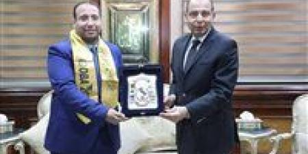 فى نهج جديد.. محافظ المنيا يُكرم مدير التخطيط والمتابعة لحصوله على الدكتوراه
