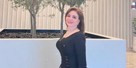 إلهام شاهين بفستان أسود يظهر رشاقتها (صور)