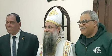 مسلمون يهنئون جيرانهم المسيحيين بعيد القيامة بكنيسة العذراء مريم بالقناطر (فيديو)