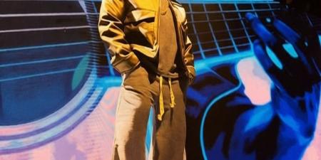 بالصور.. كواليس البروفات والتجهيزات الأخيرة لحفل تامر حسني بالعين السخنة