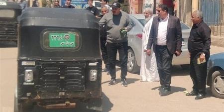حملة مكثفة بسَنورس لإلزام سائقي التوك توك بتعريفة موحدة ومنع استغلال المواطنين