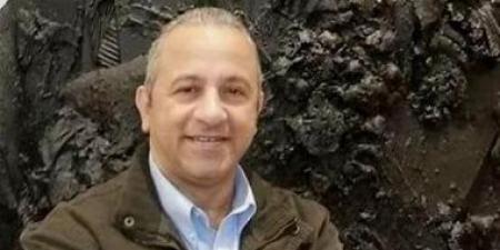 ملفات على مكتب محمود حامد رئيس قطاع الفنون التشكيلية الجديد