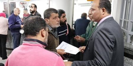 رئيس مدينة دمياط يصطحب المواطنين لإنهاء طلباتهم.. صور
