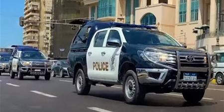 ميكروباص يقتحم محل شهير ويهشم ٦ سيارات بالجيزة