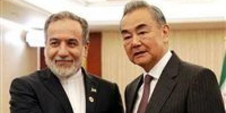 وزير الخارجية الصيني لـ نظيره الإيراني: يجب احترام حقوق طهران في مضيق هرمز وتأمين حقوق الملاحة الدولية