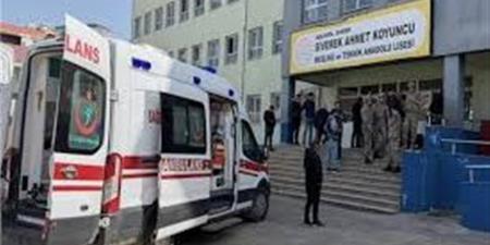 انهيار جماعي لأهالي ضحايا الهجوم المسلح على مدرسة بكهرمان مرعش في تركيا