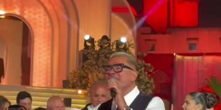 زفاف ابنة محمد السعدي.. عمرو دياب يشعل الأجواء بأغنية خطفوني